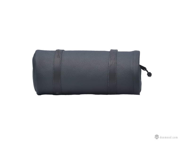 Piórnik / rolka wykonana z czarnej skóry z czarnymi paskami