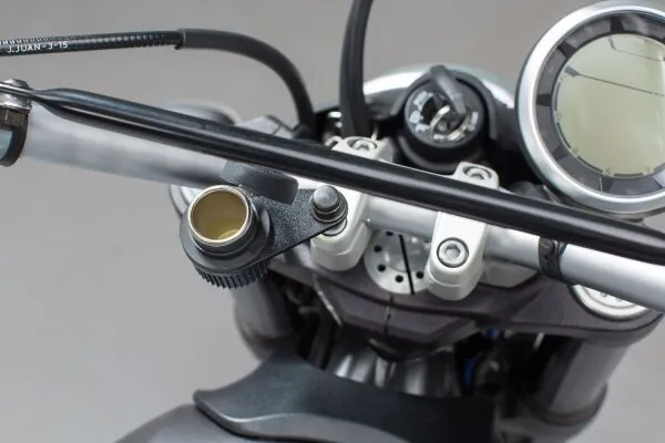 Uchwyt gniazda zapalniczki na śrubę mocowania kierownicy M8 SW-Motech