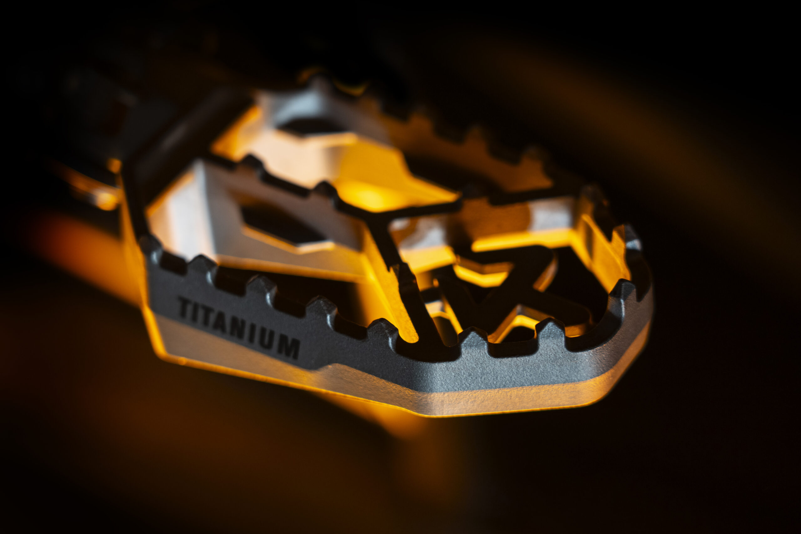 Podnóżki tytanowe Akrapovič Titanium do BMW GS (przedsprzedaż) - obrazek 4