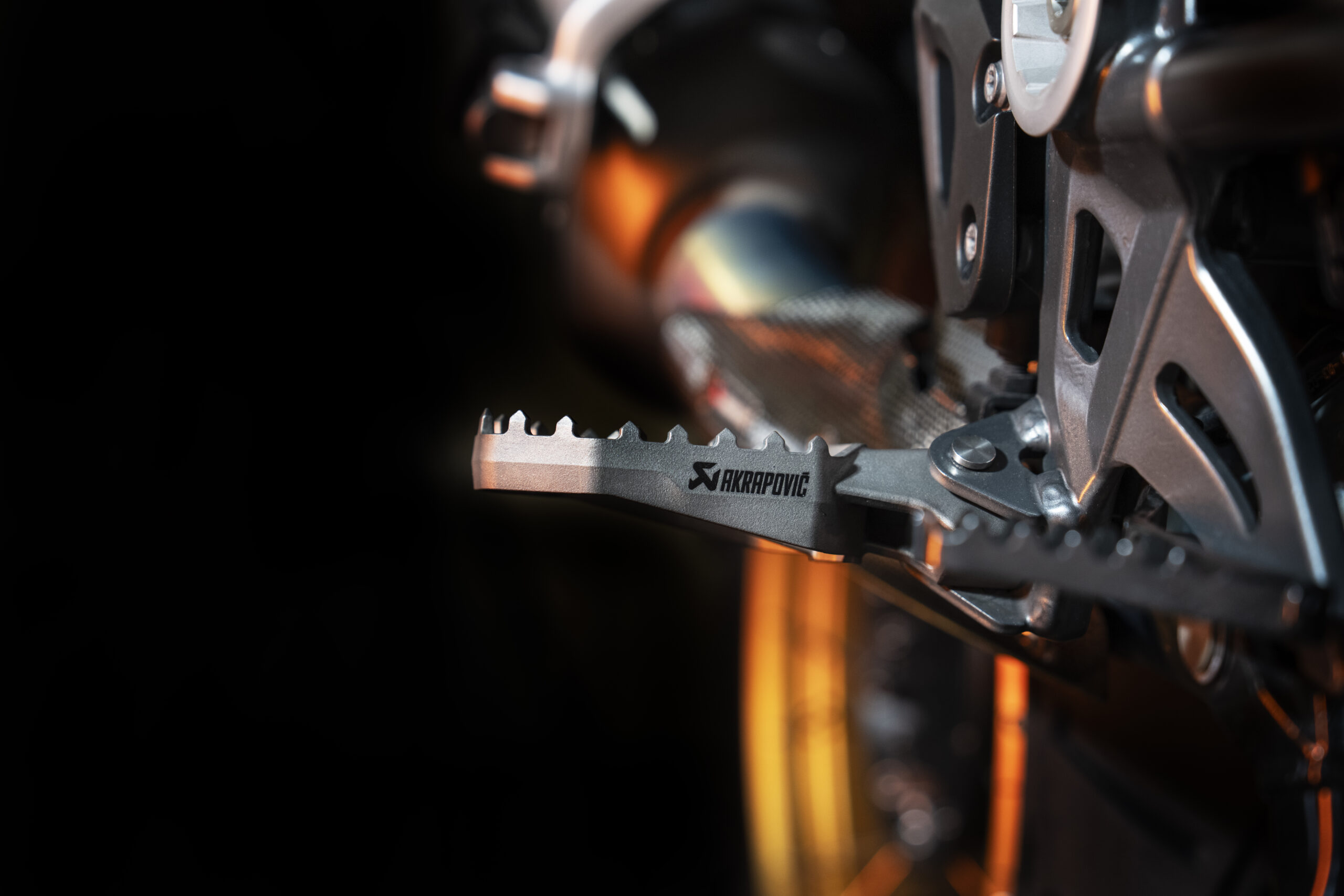 Podnóżki tytanowe Akrapovič Titanium do BMW GS (przedsprzedaż) - obrazek 5