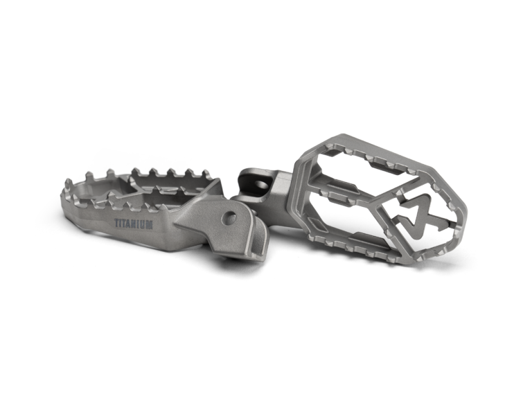 Podnóżki tytanowe Akrapovič Titanium do BMW GS (przedsprzedaż)