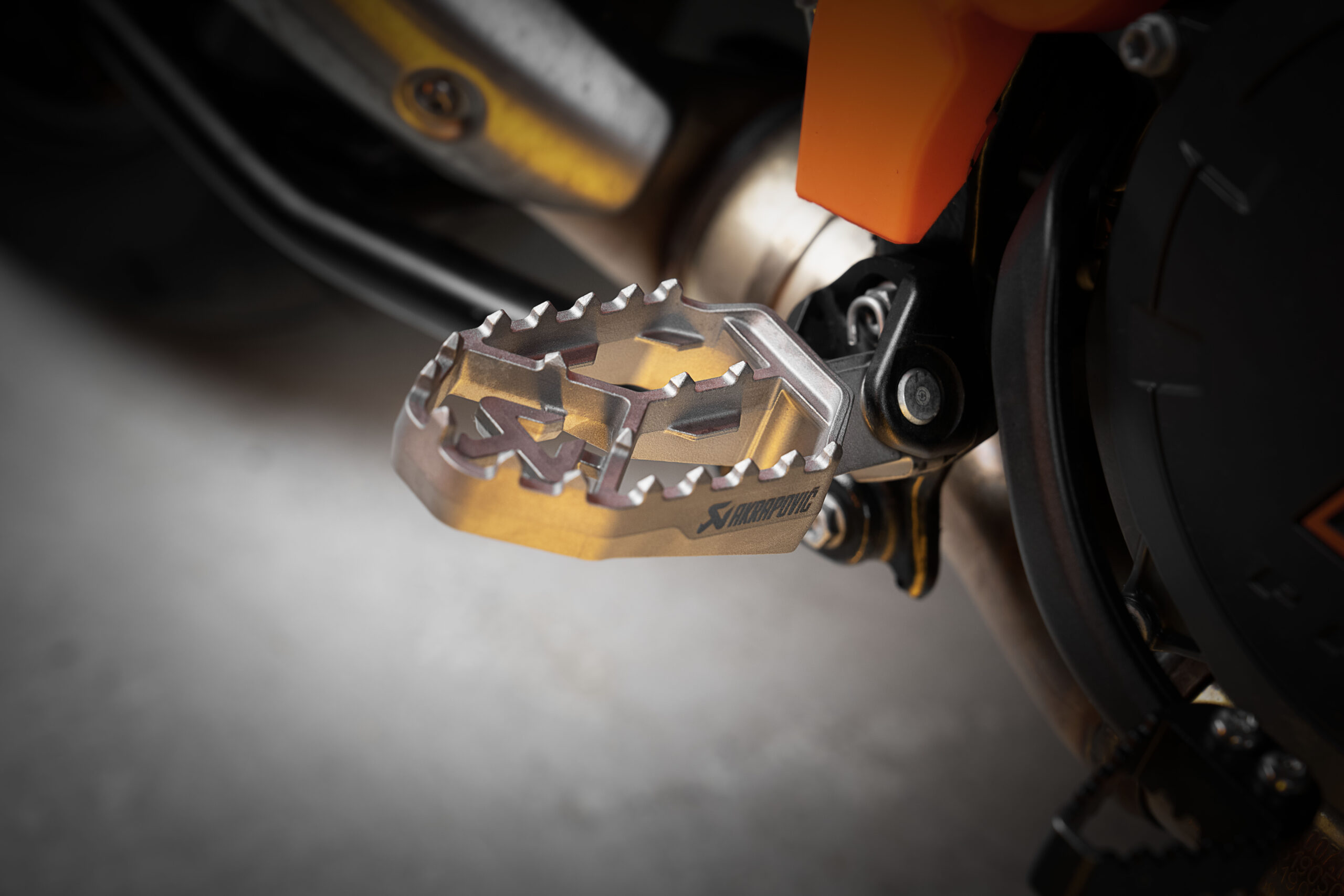 Podnóżki tytanowe Akrapovič Titanium do KTM/HUSQVARNA/GASGAS (przedsprzedaż) - obrazek 4