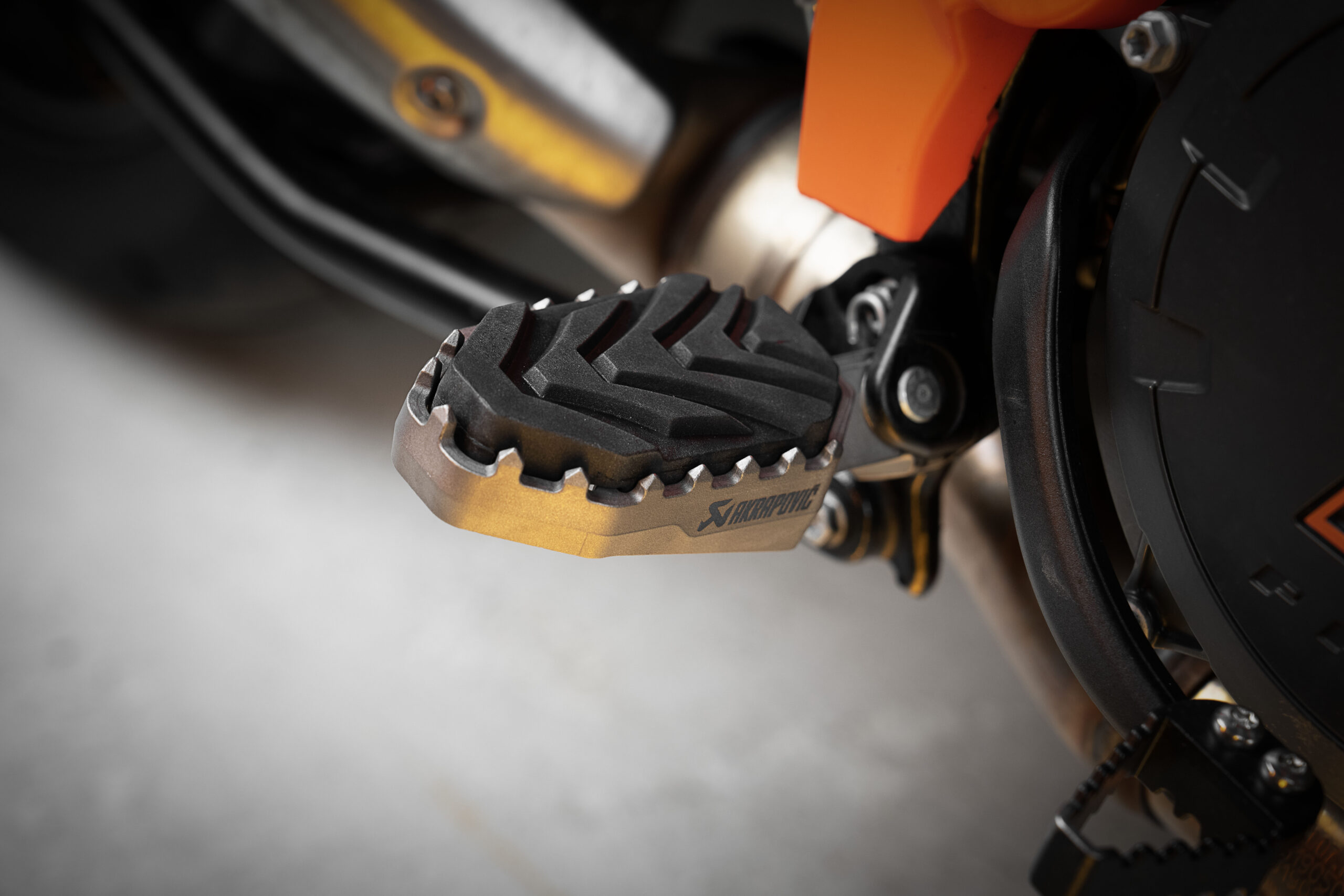 Podnóżki tytanowe Akrapovič Titanium do KTM/HUSQVARNA/GASGAS (przedsprzedaż) - obrazek 5