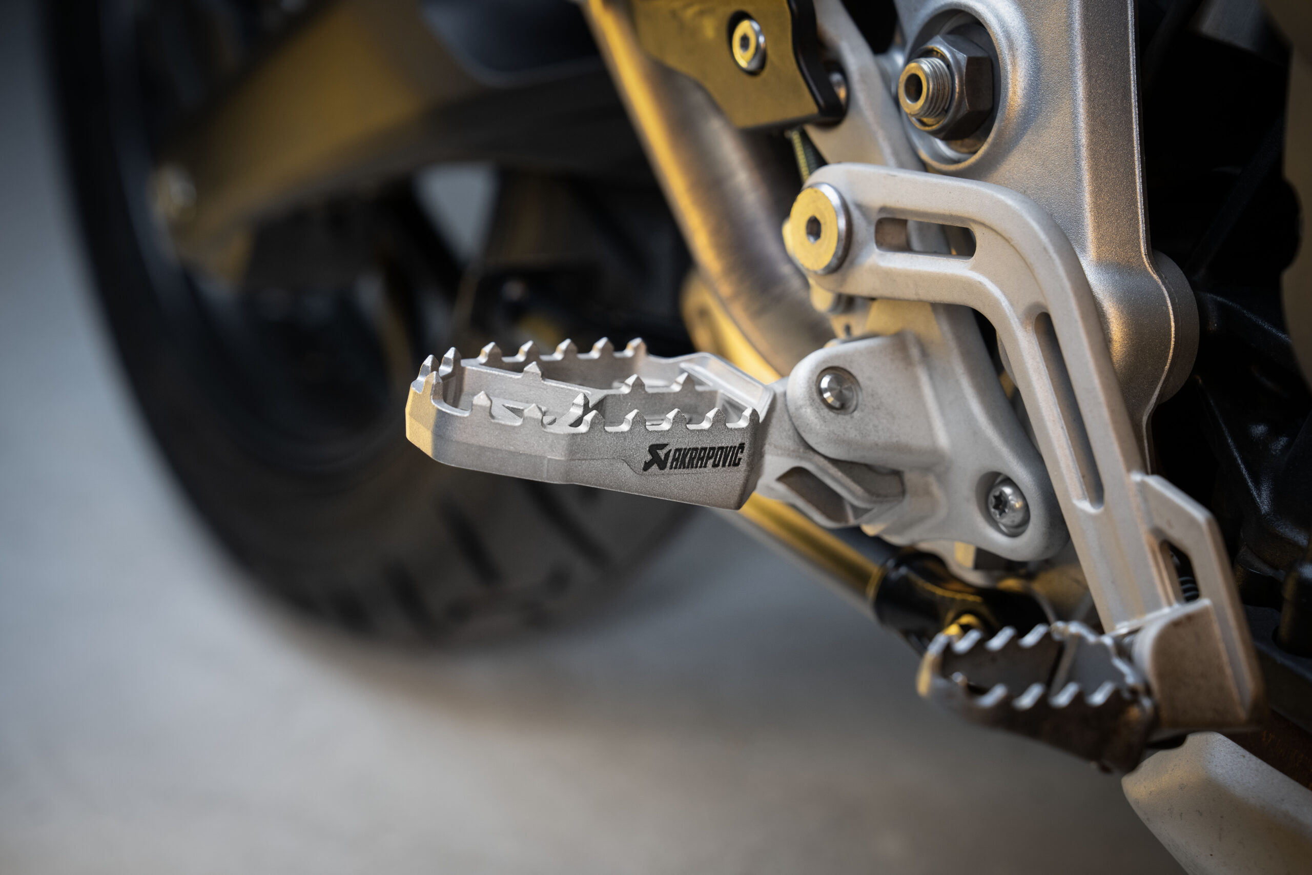 Podnóżki tytanowe Akrapovič Titanium do Triumph Tiger (przedsprzedaż) - obrazek 3