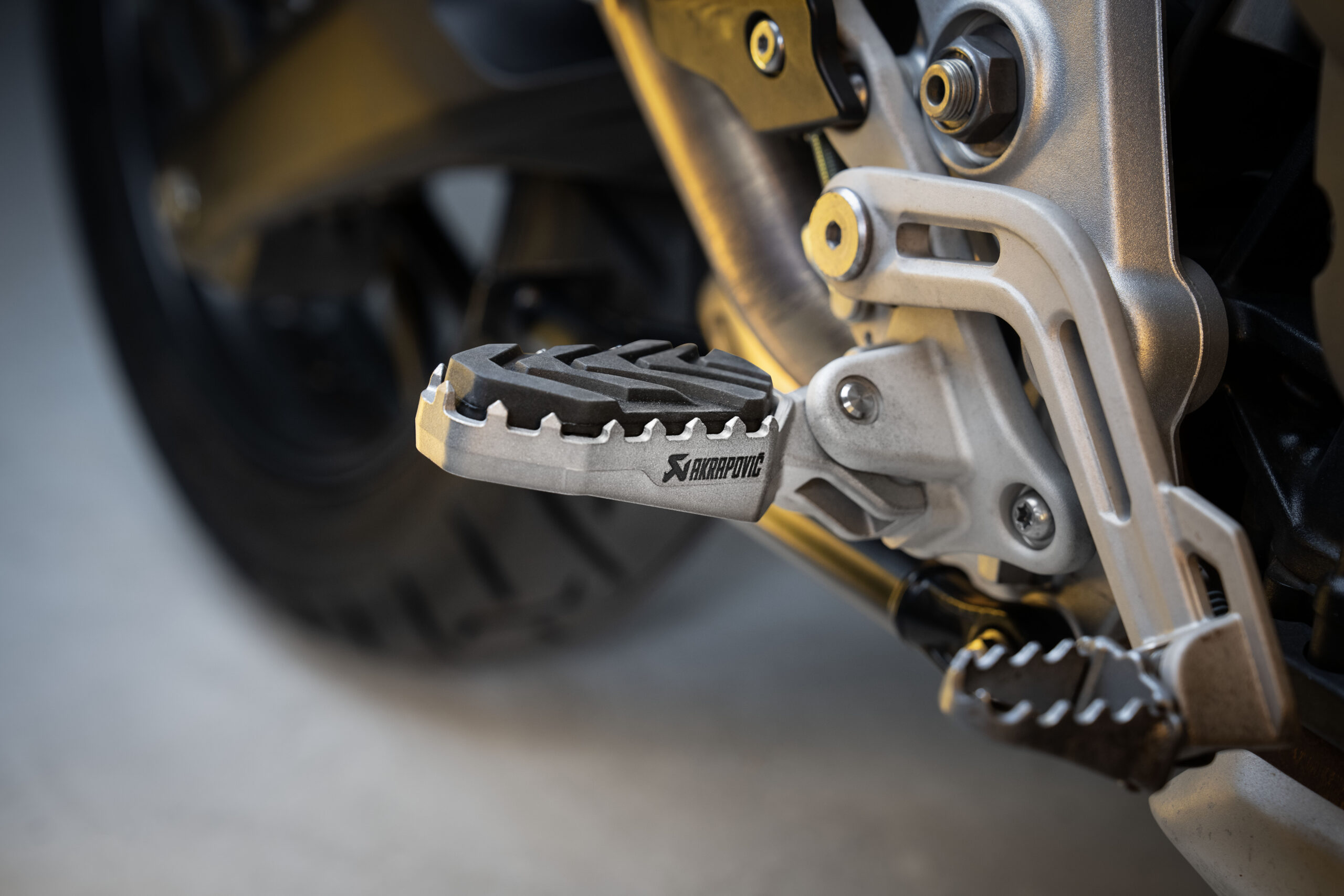 Podnóżki tytanowe Akrapovič Titanium do Triumph Tiger (przedsprzedaż) - obrazek 4