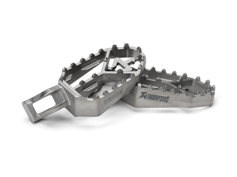 Podnóżki tytanowe Akrapovič Titanium do Triumph Tiger (przedsprzedaż)