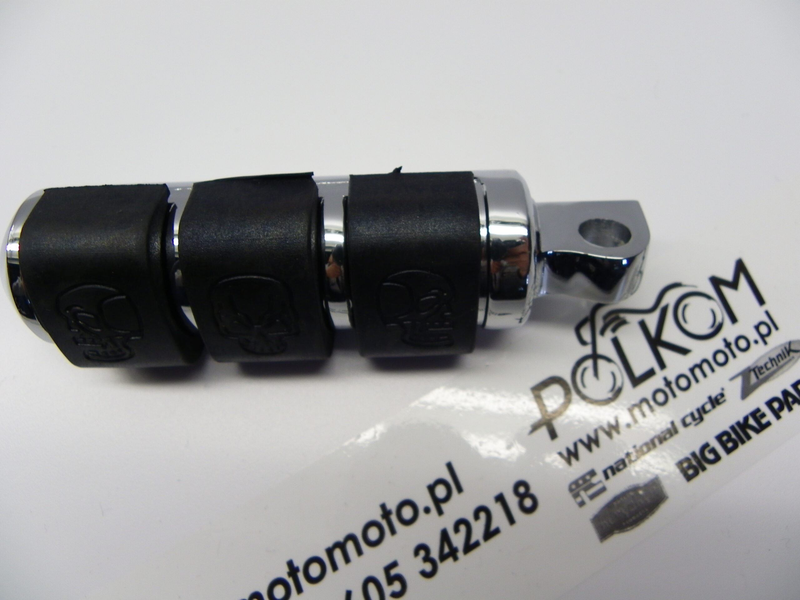 Podnóżki chromowane, wąskie z mocowaniem HD