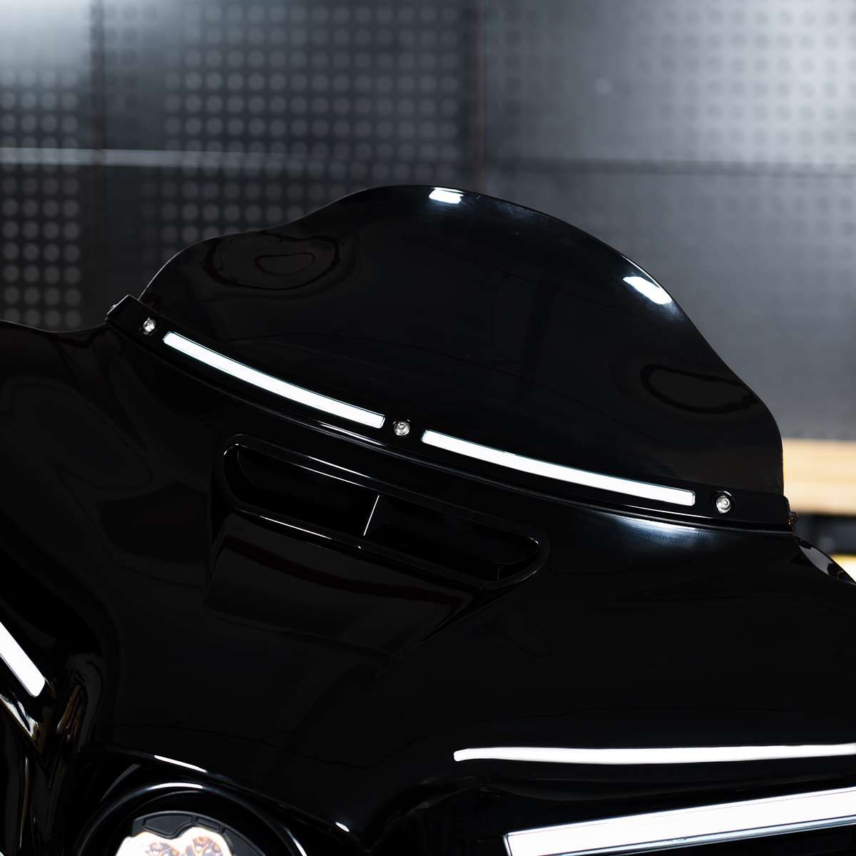 Listwa pod szybę LED HOGWORKZ® Lumipro do Harley-Davidson Touring ’14–’26 | Czarna - obrazek 9