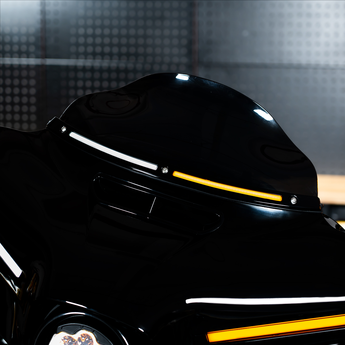 Listwa pod szybę LED HOGWORKZ® Lumipro do Harley-Davidson Touring ’14–’26 | Czarna - obrazek 10