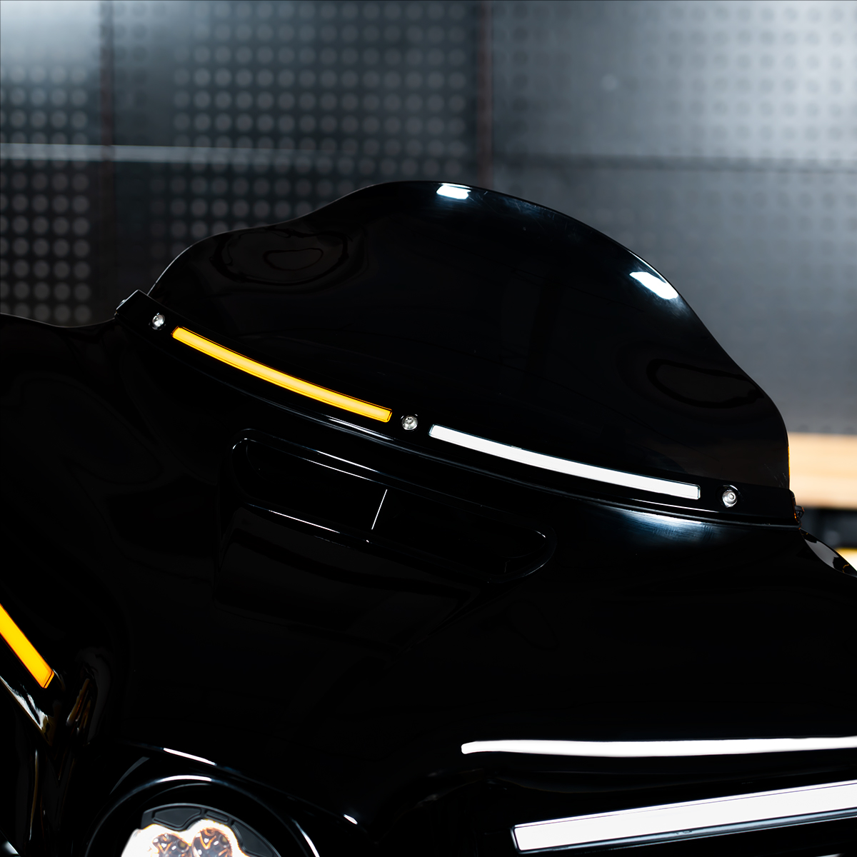 Listwa pod szybę LED HOGWORKZ® Lumipro do Harley-Davidson Touring ’14–’26 | Czarna - obrazek 11