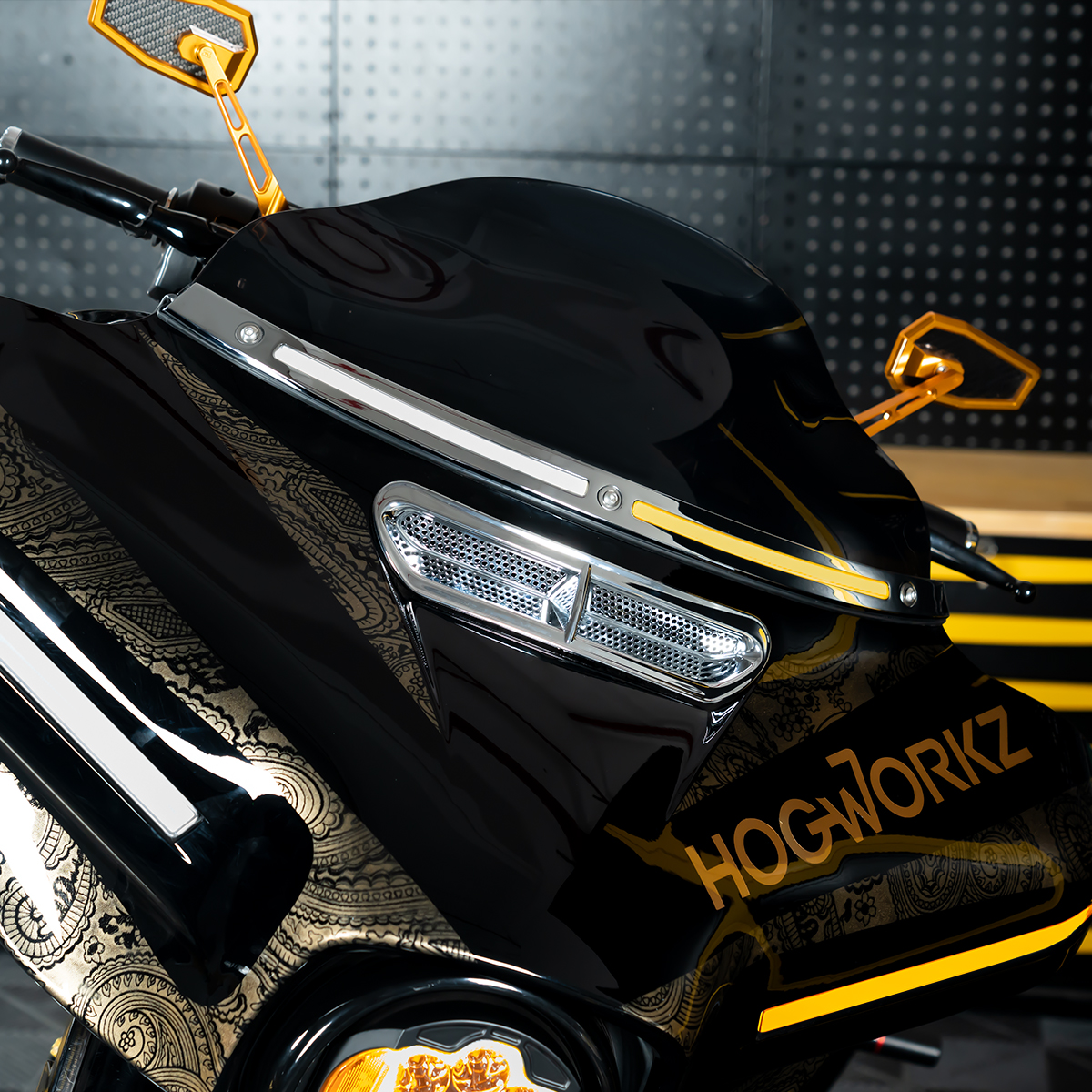 Listwa pod szybę LED HOGWORKZ® Lumipro do Harley-Davidson Touring ’14–’26 | Chrom - obrazek 10