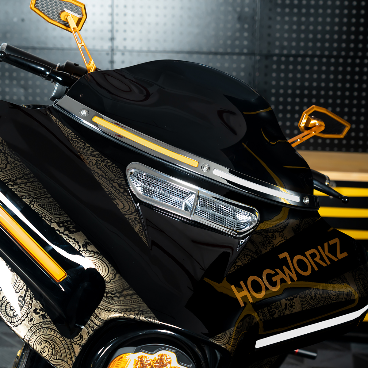 Listwa pod szybę LED HOGWORKZ® Lumipro do Harley-Davidson Touring ’14–’26 | Chrom - obrazek 11