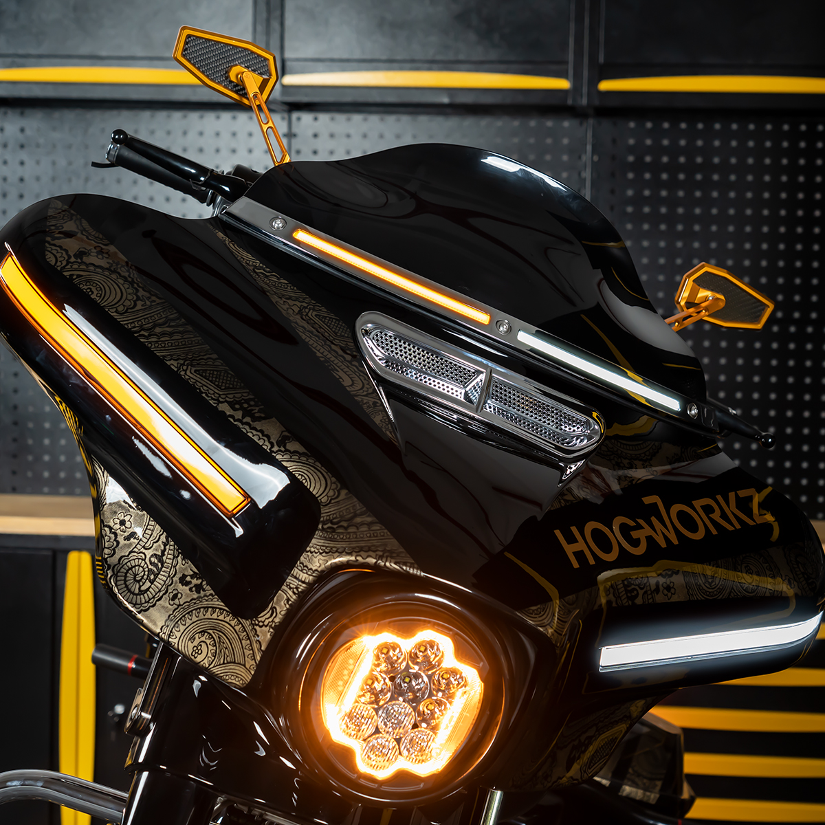 Listwa pod szybę LED HOGWORKZ® Lumipro do Harley-Davidson Touring ’14–’26 | Chrom - obrazek 6