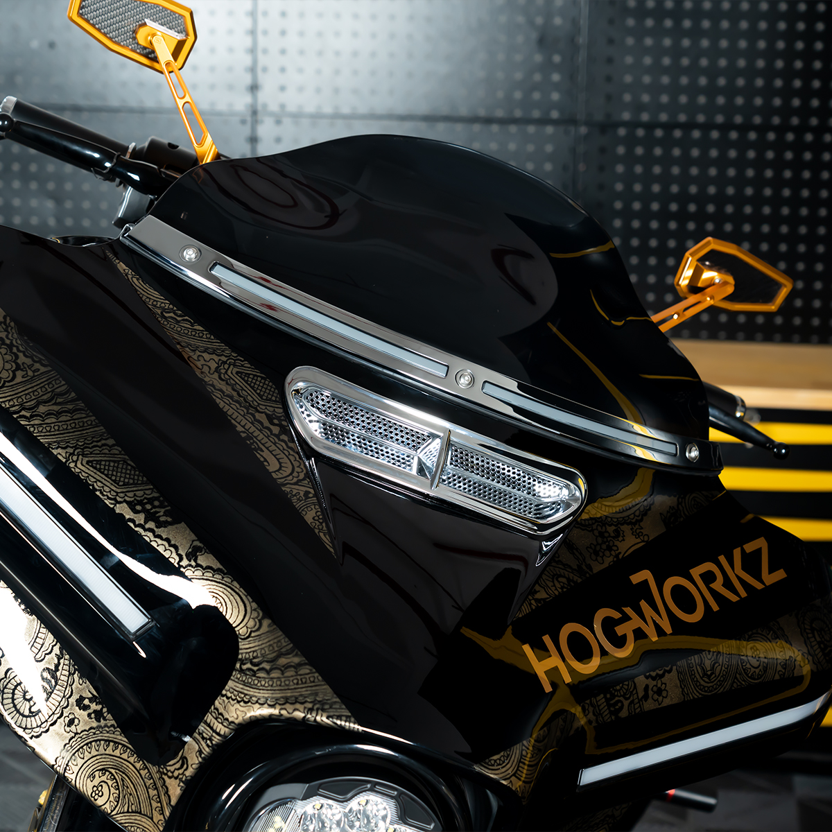Listwa pod szybę LED HOGWORKZ® Lumipro do Harley-Davidson Touring ’14–’26 | Chrom - obrazek 9