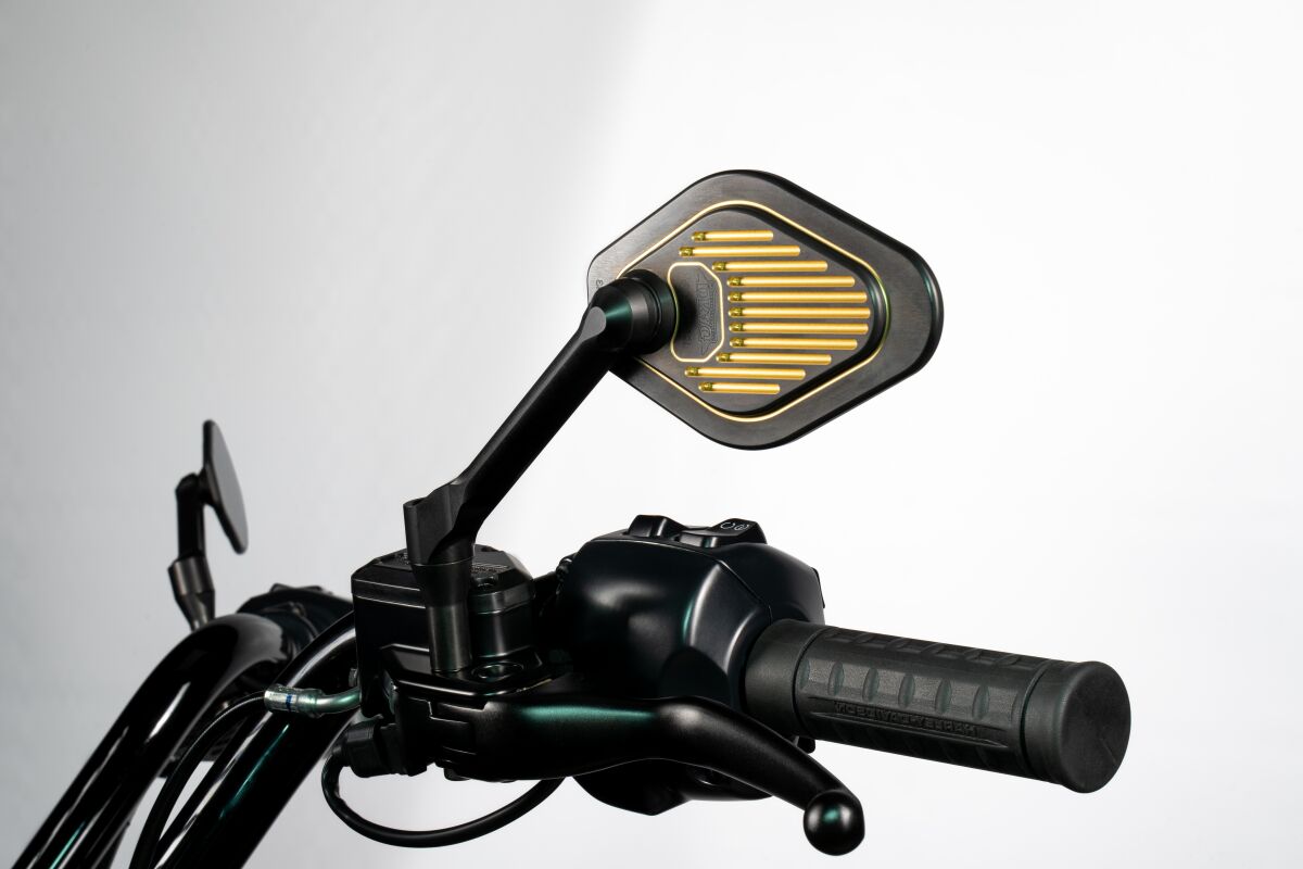 Regulowane lusterko lewe długie czarno-złote Drag Specialties x Gilles do montażu przelotowanego