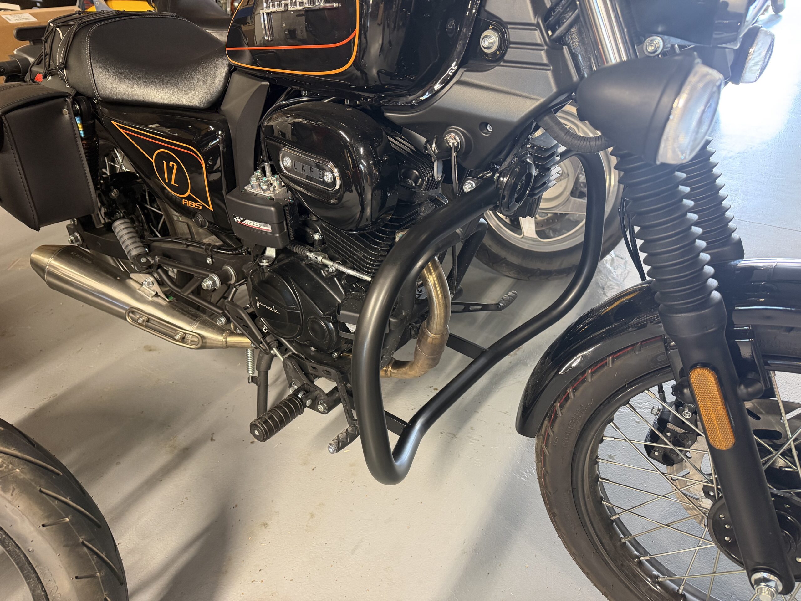 Gmol przedni Junak M12 Cafe / Vintage - czarny mat - obrazek 2