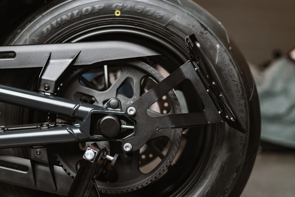 Boczny uchwyt tablicy rejestracyjnej "Basic" do Harley Davidson Sportster S 2021+ - obrazek 4