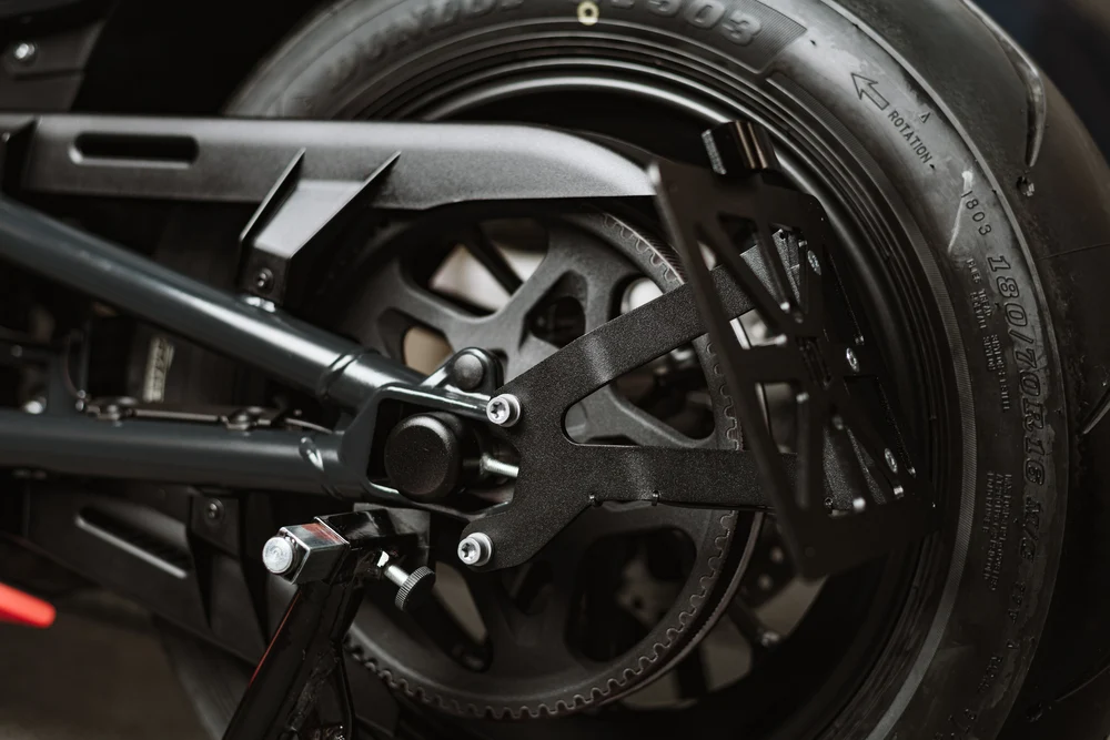 Boczny uchwyt tablicy rejestracyjnej "Basic" do Harley Davidson Sportster S 2021+ - obrazek 3